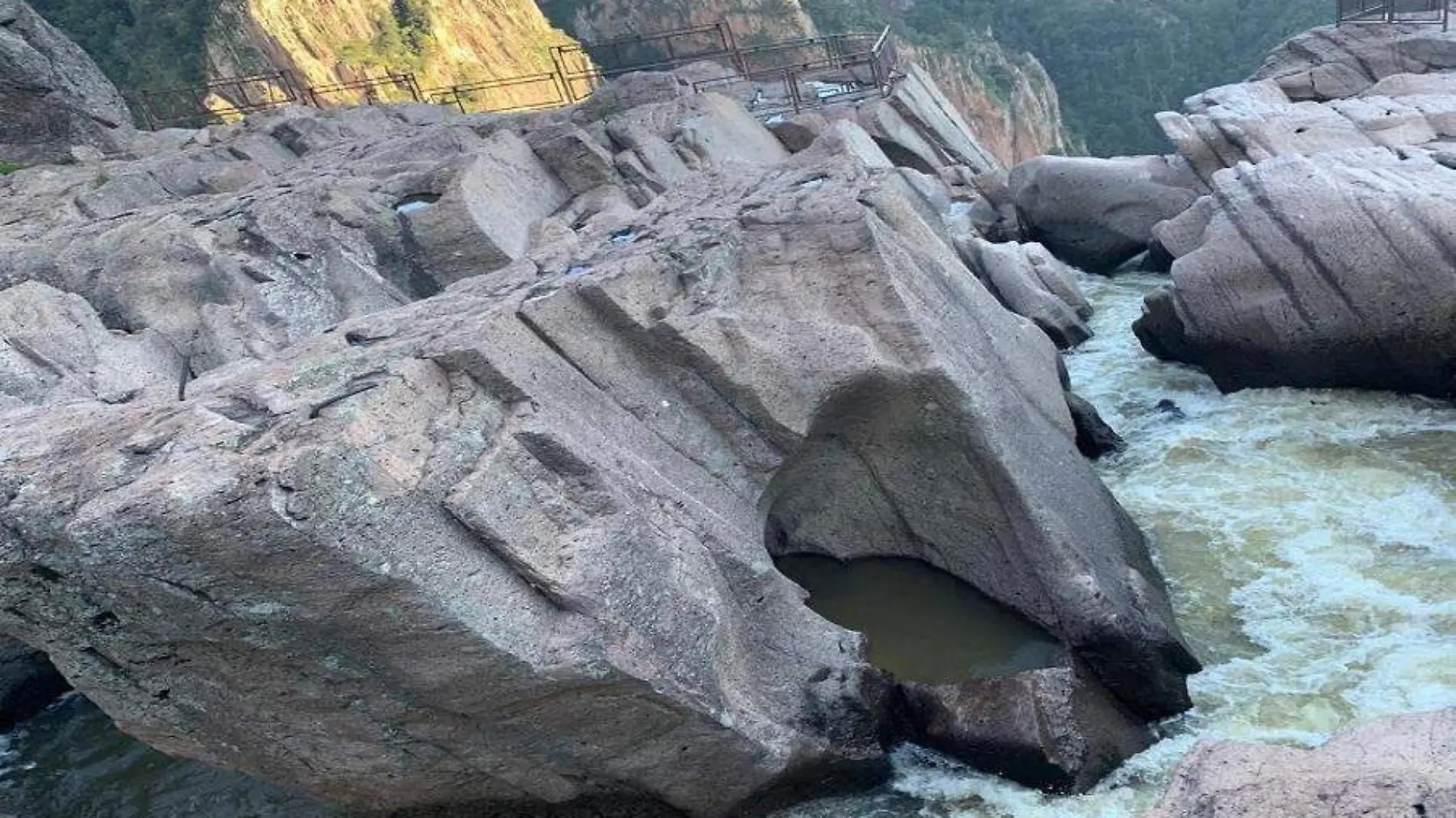 El punto desde donde cayó Martín Meza al río - copia